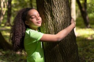 A natureza oferece um ambiente rico e estimulante para as crianças em diversos aspectos, contribuindo para seu desenvolvimento cognitivo, emocional e físico.