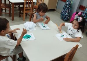 A diversidade dentro da sala de aula é um dos maiores recursos para o desenvolvimento infantil. Quando bem conduzida, ela fortalece habilidades sociais, emocionais e comunicativas. Mais do que aprender conteúdos, a criança aprende a conviver, e isso faz toda a diferença ao longo da vida.