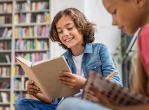 Ler durante as férias é uma atividade divertida e enriquecedora, que estimula a imaginação, a criatividade e o desenvolvimento da linguagem