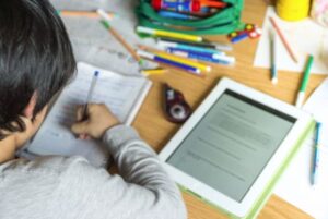 POSTADO EM 04/17/2023POR ADMIN A Importância do letramento digital no ensino infantil O uso das tecnologias digitais está transformando a sociedade e a escola não pode deixar de acompanhar essas mudanças, por isso hoje vamos falar sobre o letramento digital.