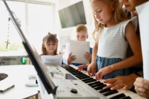 A música pode ter diversos benefícios no ensino, tanto para crianças em idade escolar quanto para adultos em programas de aprendizagem.