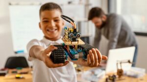A inserção da tecnologia desde a infância é cada vez mais importante no mundo do século XXI. Vivemos em uma era em que a tecnologia está presente em quase todos os aspectos da nossa vida diária.